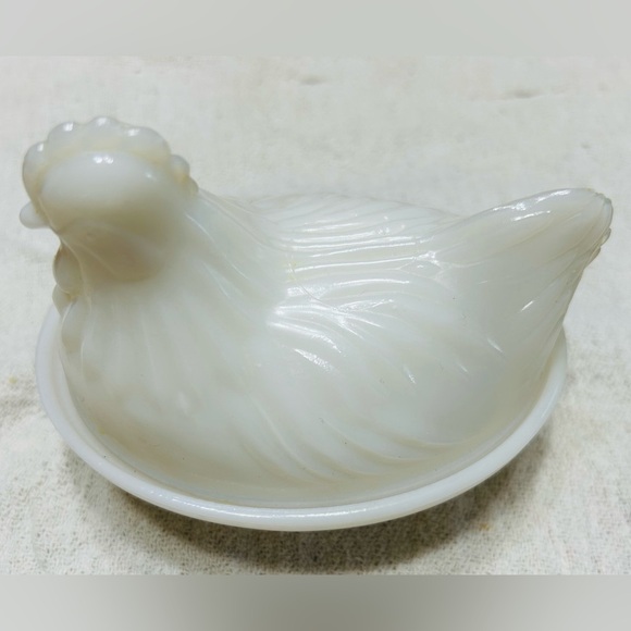 Vintage Hazel Atlas glass white milk glass hen on nest. - Picture 1 of 5